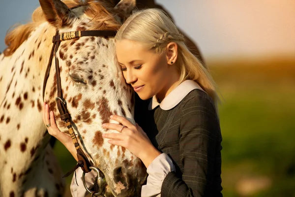 Oljemålning i rokoko tid. Sensuell kvinna omfamnar häst i solljus — Stockfoto