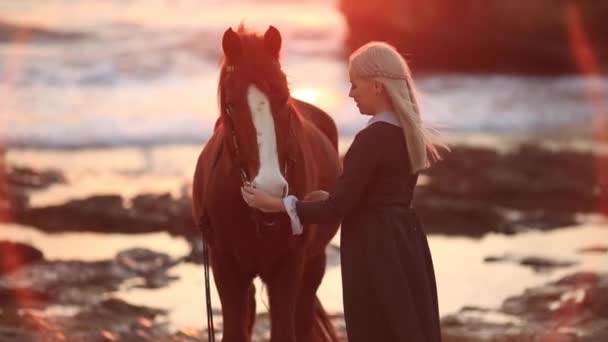 Princesa en un vestido vintage caminando con un caballo. Movimiento lento — Vídeo de stock