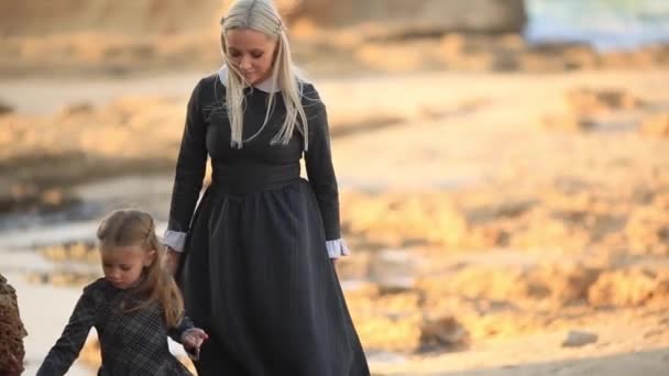 Мать и дочь идут вдоль берега — стоковое видео
