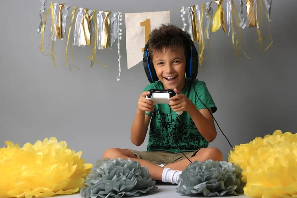 Opgewonden jongetje afspelen van video game — Stockfoto