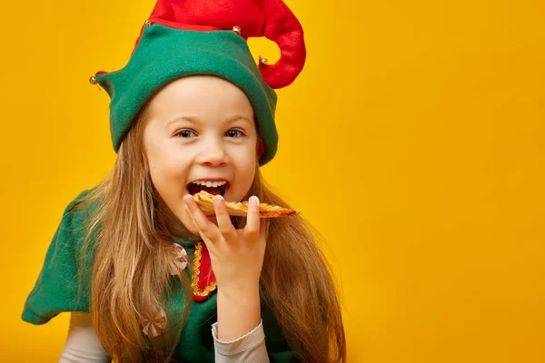 Menina em traje de carnaval elfo com pizza — Fotografia de Stock