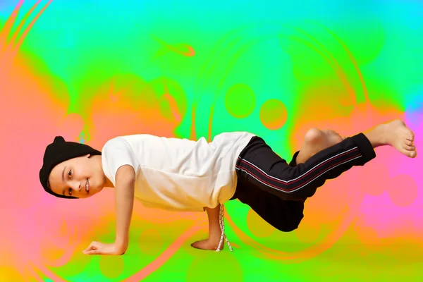 Joven hombre break bailando sobre fondo colorido —  Fotos de Stock