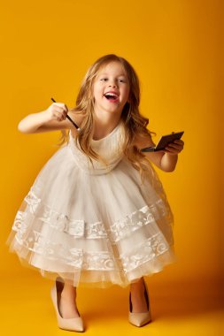 ayna dudaklar ve anneler yüksek topuklu ayakkabılar ile kız