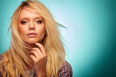 Turkuaz arka plan üzerinde modern genç kadın