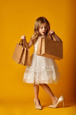 Paketler içeren büyük topuklu sürpriz kız