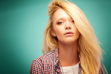 moda yakın çekim portre. Mavi backgro genç güzel kadın