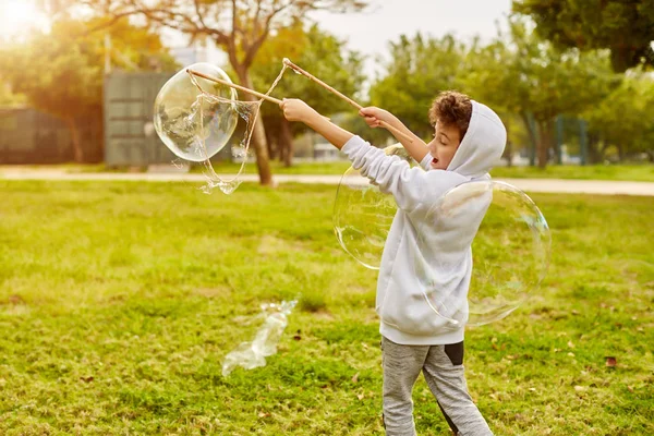 Гігантський бульбашковий вентилятор в парку — стокове фото