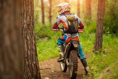 Off-Road devre çamur uçan Motocross Racer yarış