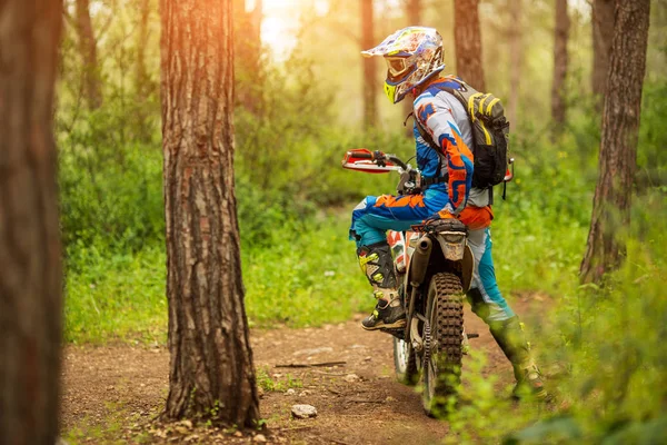 Conductor de motocross en el bosque. aspecto del conductor de la motocicleta, concepto, estilo de vida activo — Foto de Stock