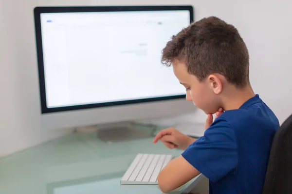 Nowa Edukacja medialna, dziecko ogląda lekcje uczenia się na PC. Wirtualna Klasa — Zdjęcie stockowe