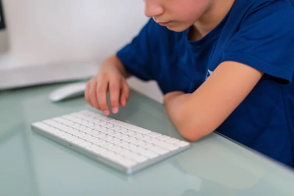 Küçük çocuk evde oturma odasında bilgisayar kullanarak — Stok fotoğraf