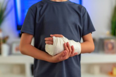 Alçıdaki küçük çocuk.kırık kollu bir çocuk. yaralanma dan sonra komik çocuk