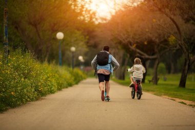 bisiklet ve scooter kızı ile baba