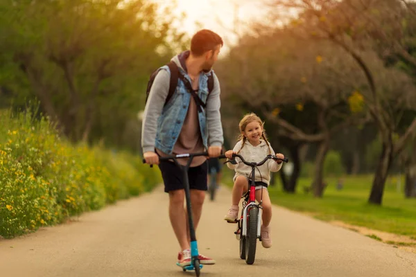 Papà con bambini su scooter — Foto Stock