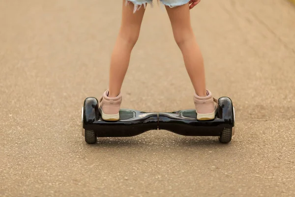 Meisje berijdt een giroskuter in de zomer op het plein — Stockfoto