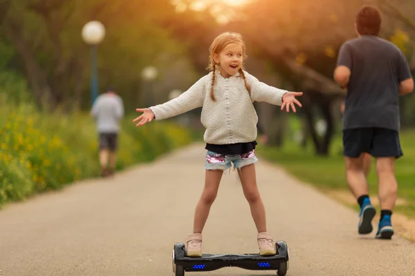 Hoverboard'a binmeyi öğrenen kız. Okul çocuk için modern gadget'lar
