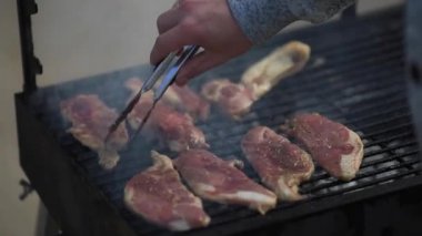 Adam akşam yemeği yemek. Açık havada arka bahçesinde ızgara sığır eti biftek. Çiğ biftek. Barbekü