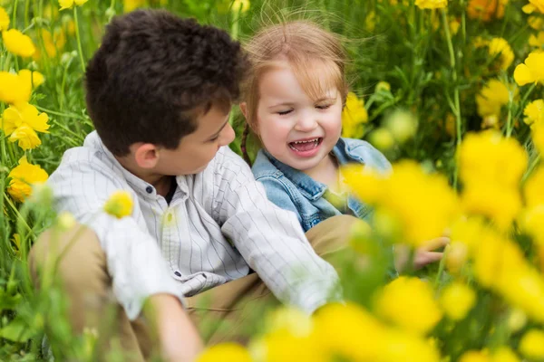 Mycket söt vacker liten syster kramas hennes storebror. S Sweet — Stockfoto