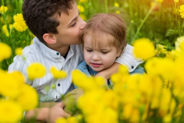 Very cute beautiful little sister hugging her big brother.S sweet — Stock Photo, Image