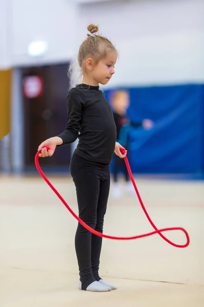 Милі вправи, танці з мотузкою. Діти ведуть здоровий спосіб життя — стокове фото