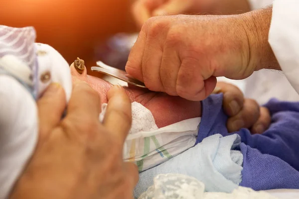 Cérémonie du Bris juif. vieux rite juif de circoncision gros plan — Photo