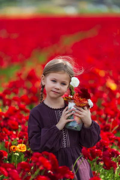 Chica en un vestido de verano borgoña recoger flores en el prado —  Fotos de Stock