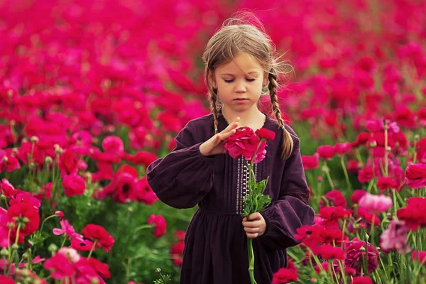 野生の春の花と草原の甘い小さな女の子、アートレタッチ写真 — ストック写真