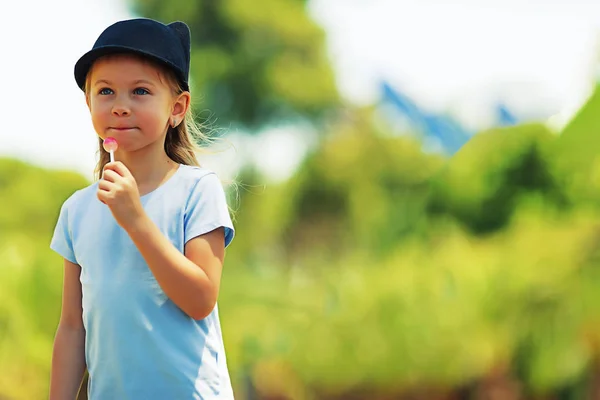 Retrato de una niña carismática. Una niña con un tocado. chica con caramelo —  Fotos de Stock