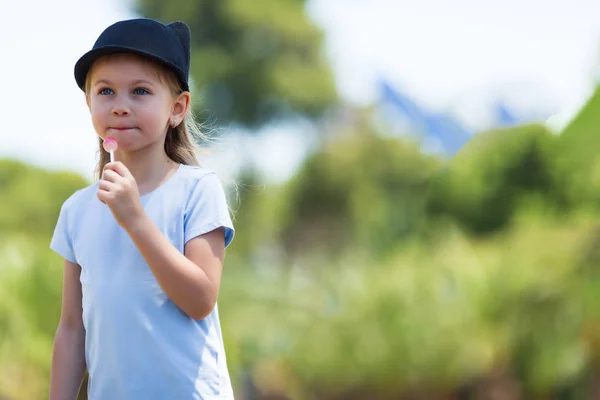 Retrato de una niña carismática. Una niña con un tocado. chica con caramelo —  Fotos de Stock