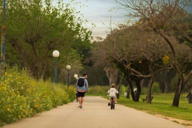 Baba ve kızı parkta birlikte vakit geçiriyorlar.