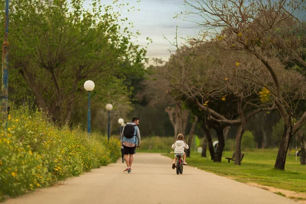 Baba ve kızı parkta birlikte vakit geçiriyorlar.