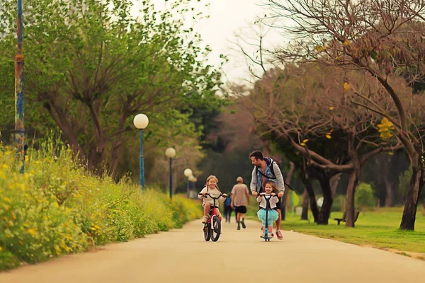 Padre e hijas pasando tiempo juntos en el parque — Foto de Stock