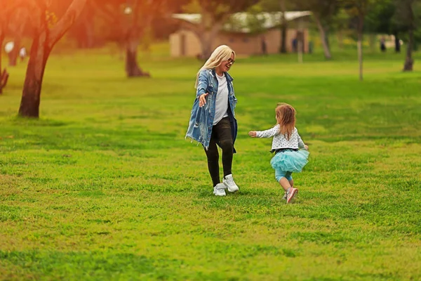 公園で彼女の母親に実行している幼児の女の子 — ストック写真