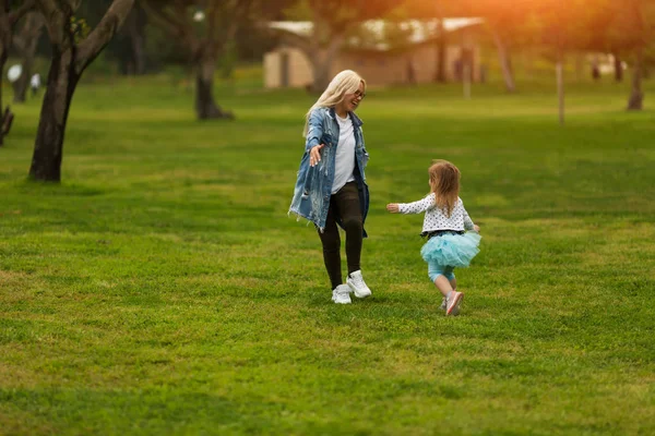 公園で彼女の母親に実行している幼児の女の子 — ストック写真