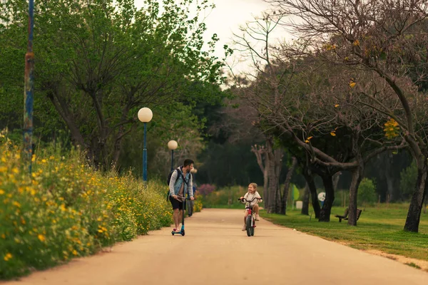 Familia en un paseo en bicicleta por la mañana en el Parque — Foto de Stock