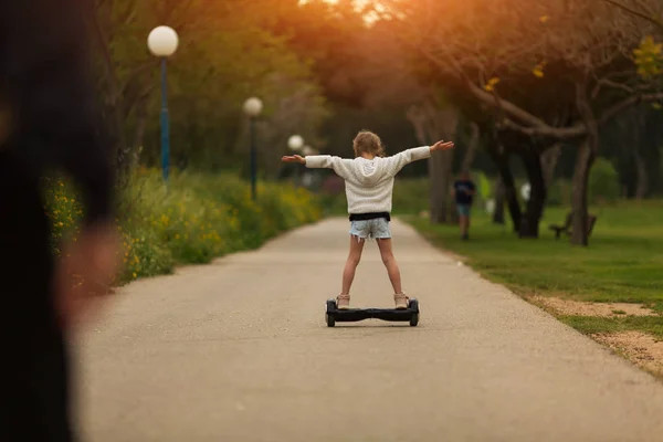Chica monta un giroskuter en el verano en la plaza — Foto de Stock