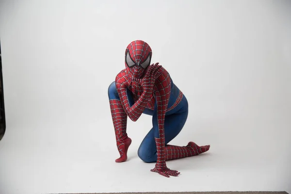 Central, Hong Kong - 19 de maio de 2019: Homem de fantasia de super-herói aranha maravilha cômica em fundo cinza — Fotografia de Stock