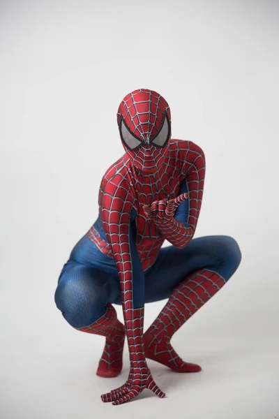 Central, Hong Kong - 19 Mei 201: Manusia dalam kostum superhero komik laba-laba dengan latar belakang abu-abu — Stok Foto