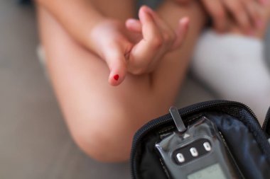 Şeker Ölçüm ile genç kızın kan şekeri seviyesi ölçümü