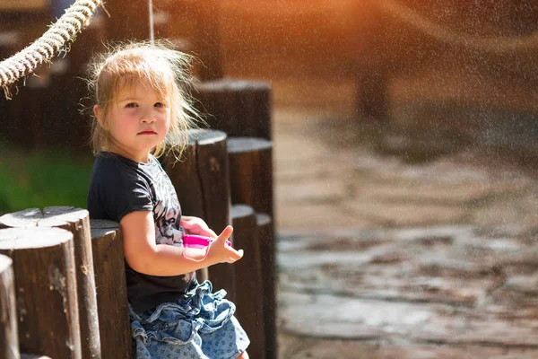 Niña jugando y divirtiéndose disfrutando del spray de la fuente — Foto de Stock