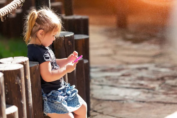 Niña hablando en un teléfono móvil de juguete — Foto de Stock