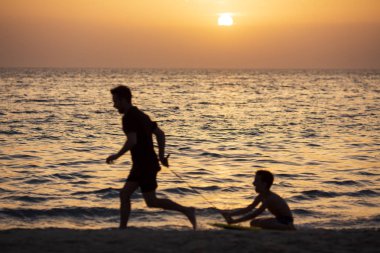 gün batımında denize odaklanmadan siluet