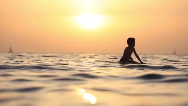 Un joven surfista está mirando al océano en cámara lenta Full HD — Vídeos de Stock