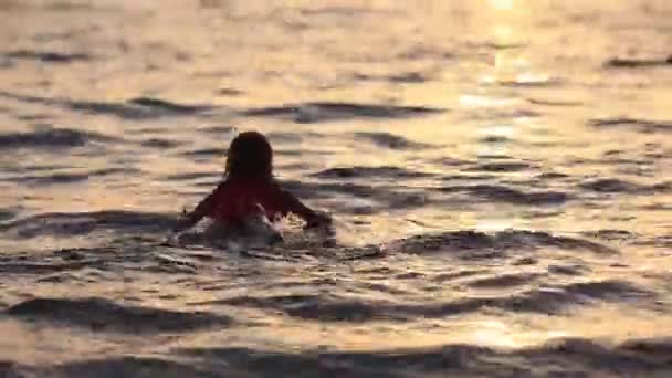 Kleines Mädchen, das an Bord schwimmt. Wassersport, aktiver Lebensstil — Stockvideo