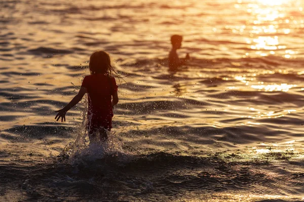 Crianças felizes brincando no verão quente. pequena criança jogar na água e fazendo respingo — Fotografia de Stock