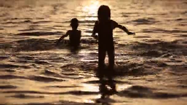 Děti se baví ve vodě venku. Šťastné děti radostný chlapeček a dívky hrající v mořské vodě