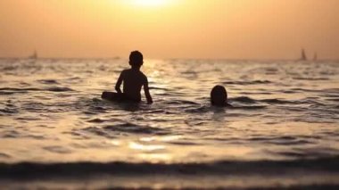 Dışarıda suda eğlenen çocuklar. Mutlu Çocuklar neşeli küçük çocuk ve kız denizde oynuyor