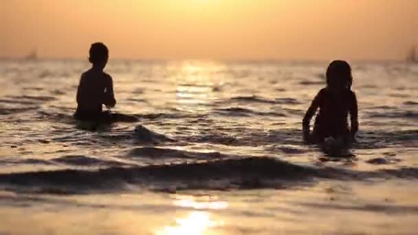 Happy Children menino e menina alegre brincando na água do mar. Férias de verão. Divertimento de verão — Vídeo de Stock