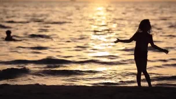 Lindo poco 5 años de edad gimnasta practica puesta de sol de oro en la playa — Vídeos de Stock