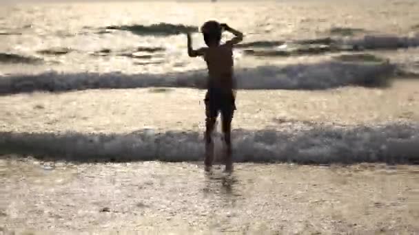 Liten pojke som körs på tropiska stranden av exotiska ön under sommarlov. Badkläder för barn — Stockvideo